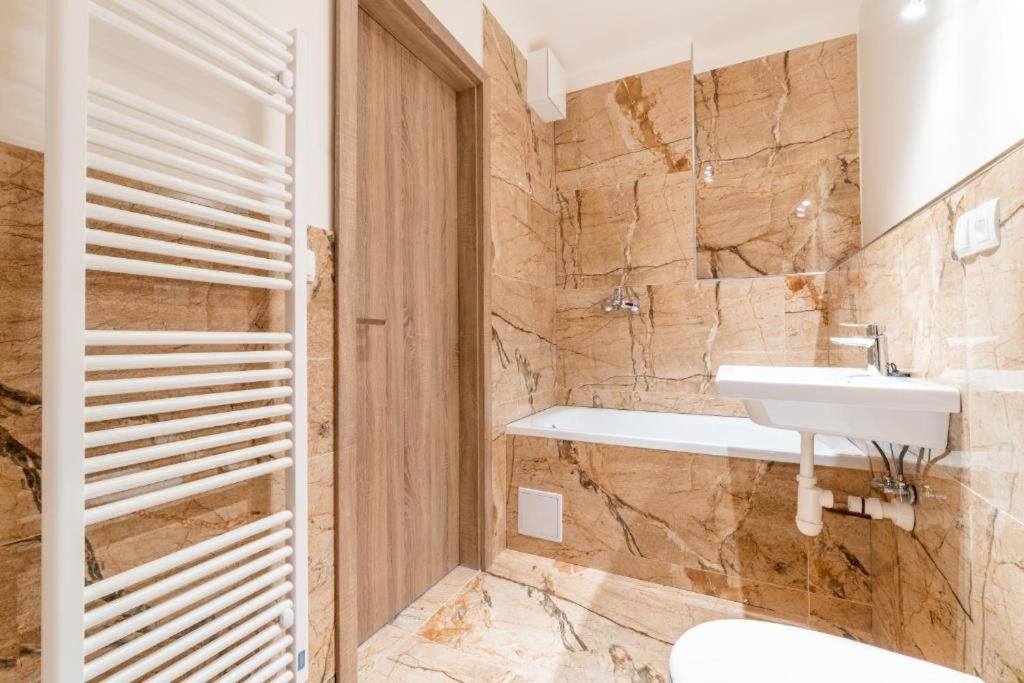 Brand New Studio Apartment #24 In Elite Residence With Free Secure Parking In The Center Prag Exteriör bild